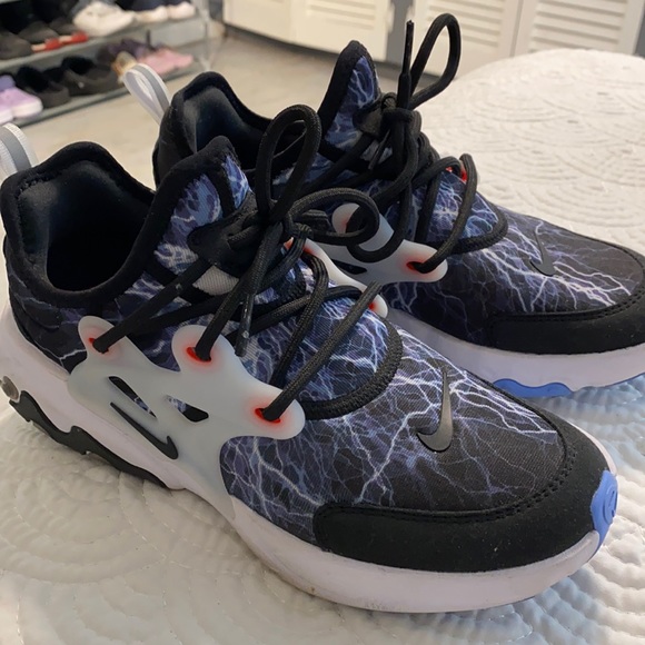 Nike shoes - Picture 1 of 4